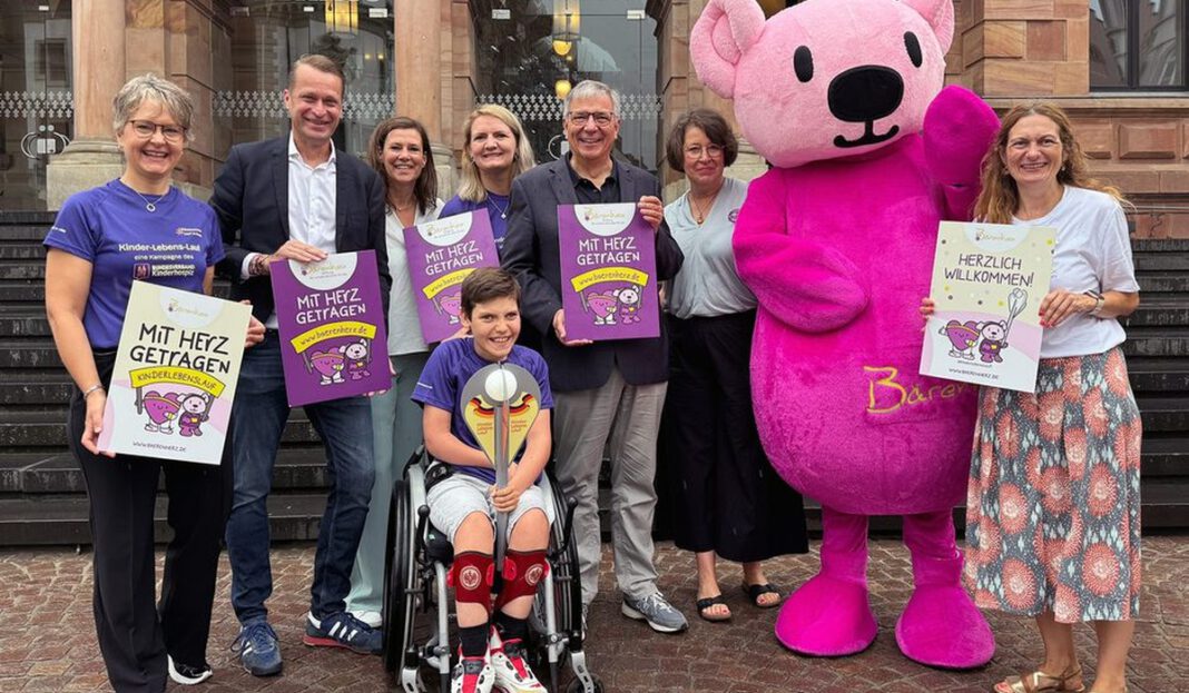 Engelsfackel hält vor Wiesbadener Rathaus und macht auf Kinderhospizarbeit aufmerksam