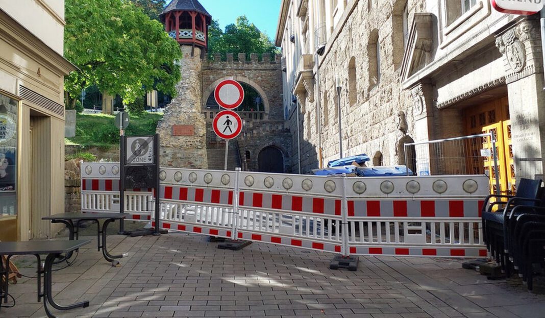 Fassadenschaden führt zu Sperrung in der Straße Am Römertor