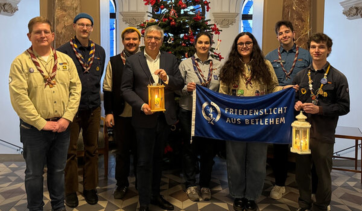 Friedenslicht im Frankfurter Rathaus: Mende empfängt Symbol der Hoffnung