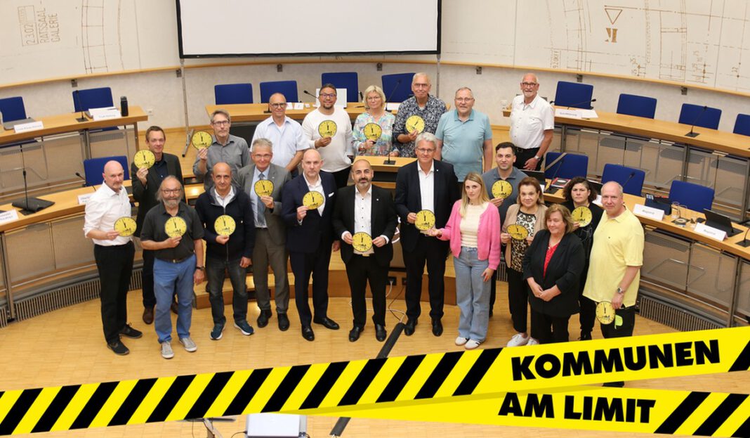 Kommunale Kassen am Limit: Städte und Landkreise setzen mit symbolischen Uhren ein Zeichen Kommunale Kassen am Limit: Städte und Landkreise setzen mit symbolischen Uhren ein Zeichen