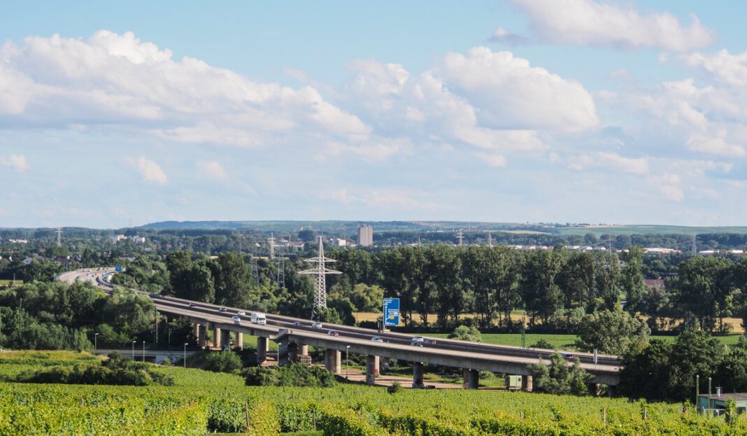 Mainbrücke Hochheim wird Mitte Juli teilweise wieder für den Verkehr freigegeben Mainbrücke Hochheim wird Mitte Juli teilweise wieder für den Verkehr freigegeben