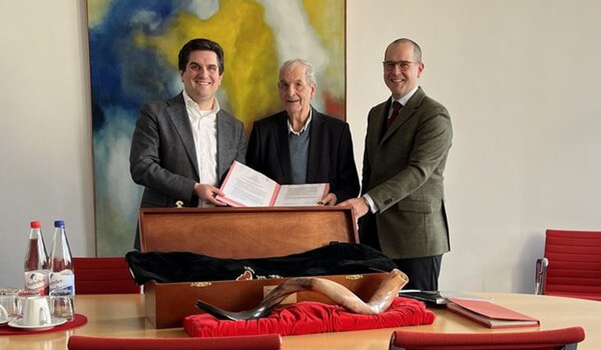 Manfred Beilharz übergibt sein künstlerisches Vorleben an das Stadtarchiv Wiesbaden