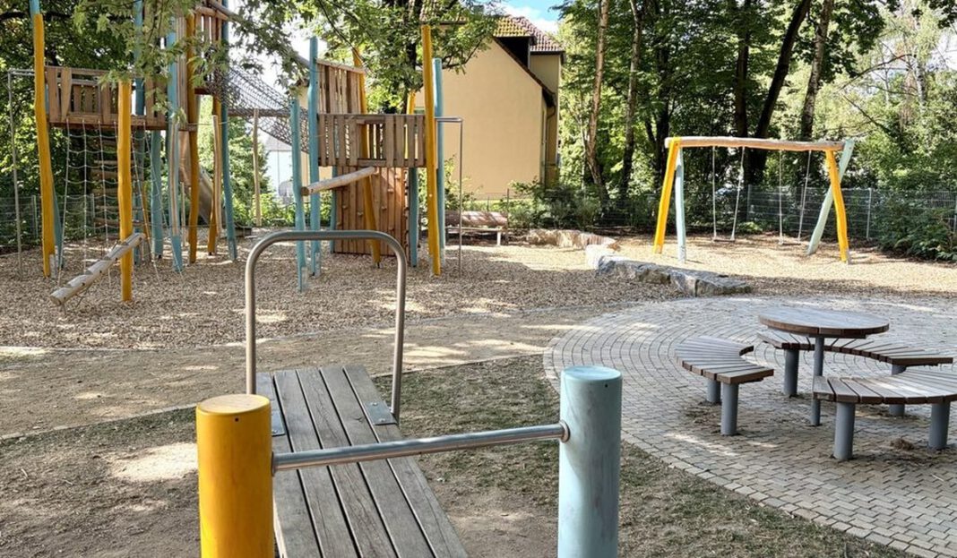 Neu gestalteter Spielplatz an der Moabiter Straße in Erbenheim eröffnet nach umfassender Erneuerung