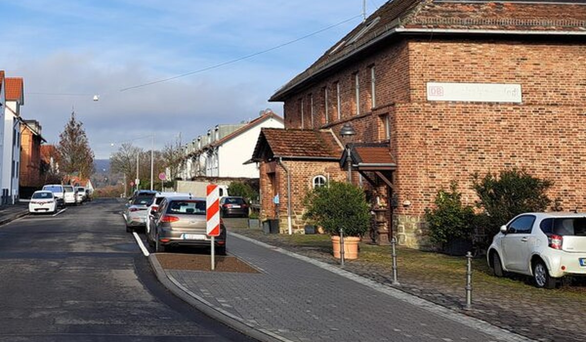 Neuer Gehweg vor Bahnhof in Igstadt verbessert Sicherheit für Fußgänger