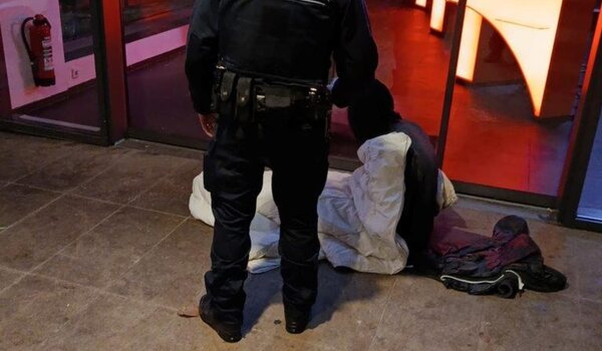 Polizei reicht in Wiesbaden bei nächtlichen Streifen heißen Tee an Obdachlose