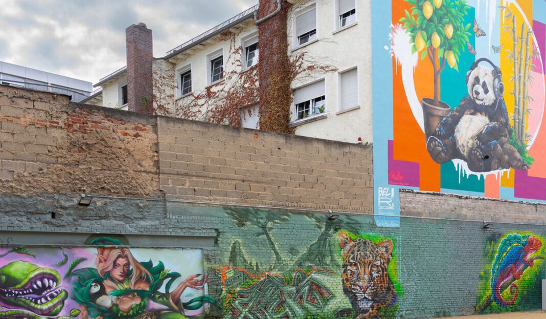 Temporärer Stadtgarten an Marktstraße 24: Graffiti, Sitzmöbel und Pflanzen statt Brandruine Temporärer Stadtgarten an Marktstraße 24: Graffiti, Sitzmöbel und Pflanzen statt Brandruine