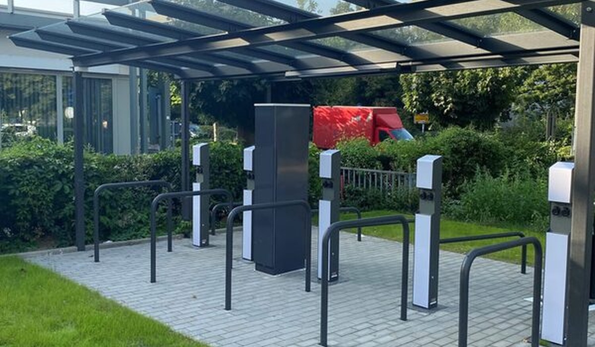 Überdachte Abstellanlage am Elsässer Platz mit Ladepunkten und Serviceangebot eröffnet