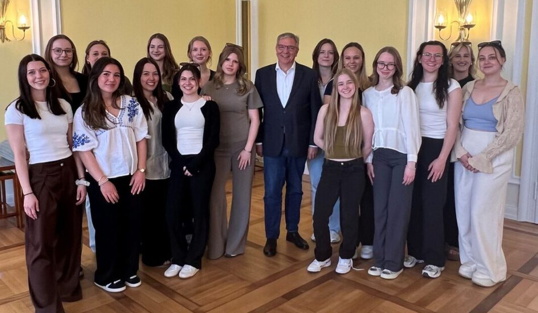Wiesbadener Cheerleader nach WM-Silber im Rathaus empfangen