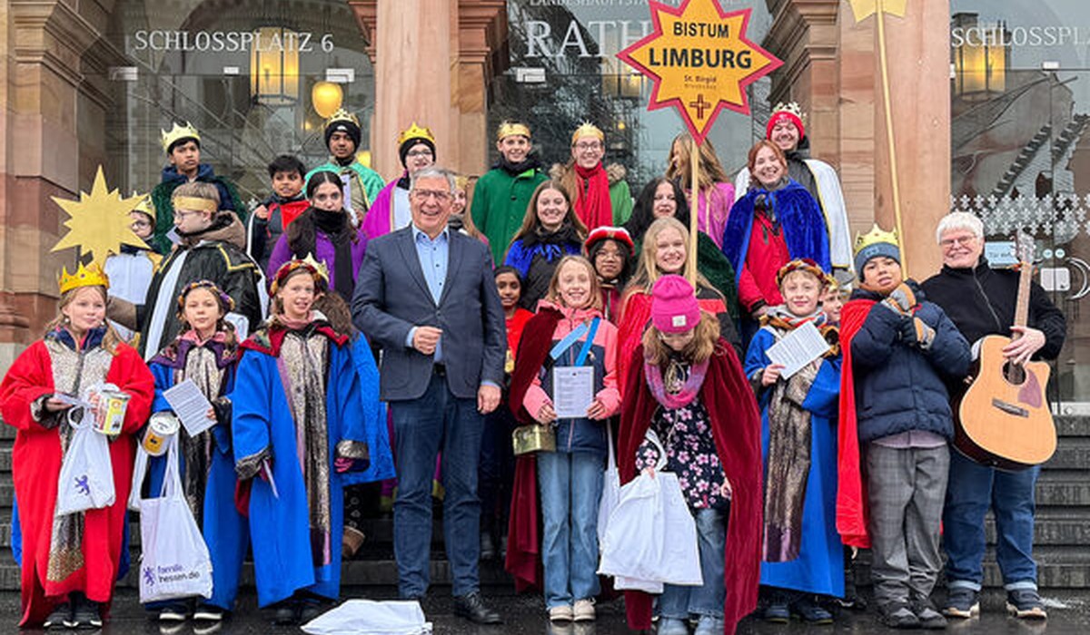 Wiesbadener OB empfängt Sternsinger: Rathausbesuch macht Kinderrechte und Kinderarbeit zum Thema Wiesbadener OB empfängt Sternsinger: Rathausbesuch macht Kinderrechte und Kinderarbeit zum Thema